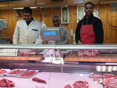 In fondo al negozio � poi collocata la macelleria che offre proprio quella carne halal ambita dai musulmani